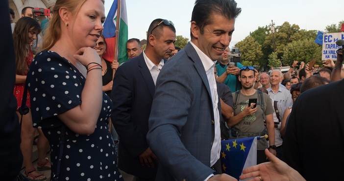 Подадена е оставката на правителството. Премиерът Кирил Петков внесе оставката