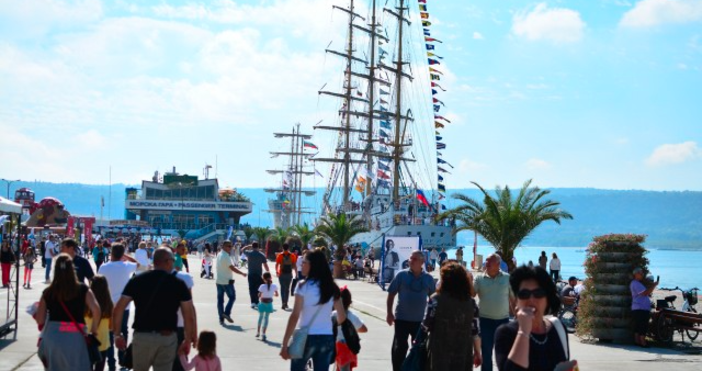 Морската гара във Варна чества 54-годишнината си. Строителството на сградата