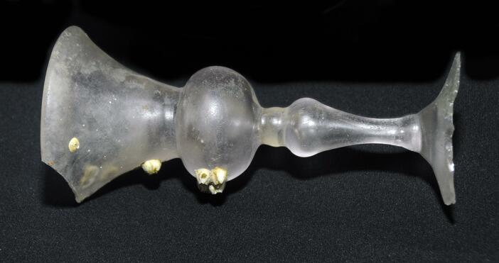 снимки Стъклени находки от нос Чироза са изложени в Археологическия