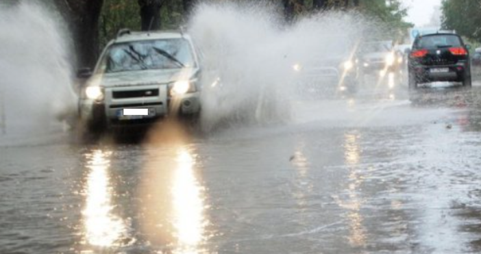 Затруднени са условията за шофиране по възлов наш път Проливен дъжд