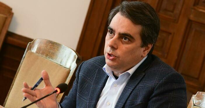 Асен Василев проговори пред медиите след като президентът Радев връчи