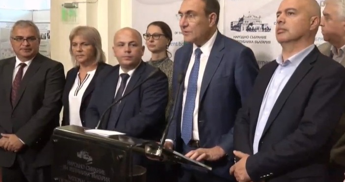 БСП е внесла в деловодството на парламента искане да се