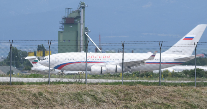 Снимки Първият от двата руски самолета на летище София всеки момент
