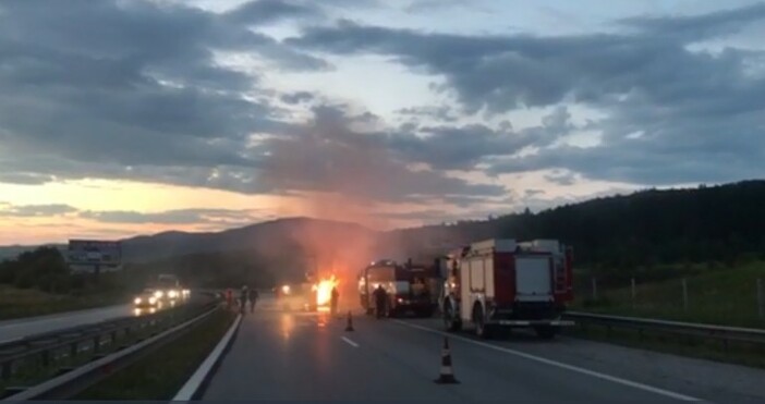 Товарен автомобил, който превозва слама, се запали на автомагистрала Тракия