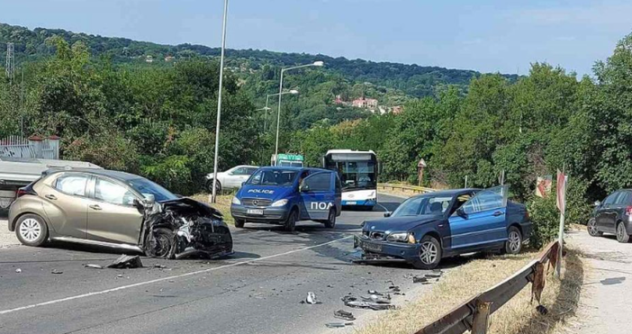 Тежка катастрофа е станала във варненски квартал Два автомобила са се