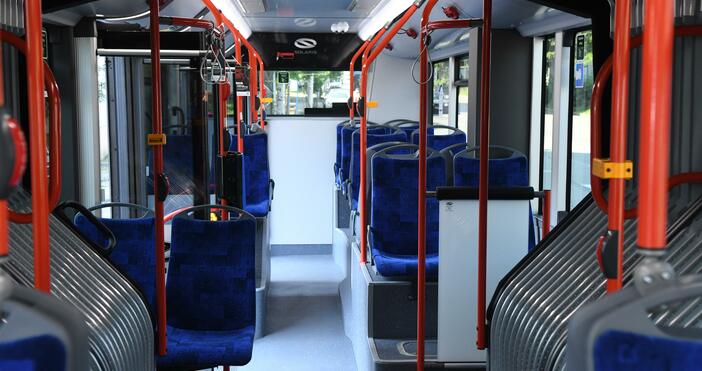 Тролей мина през спирка в центъра на София. Той се