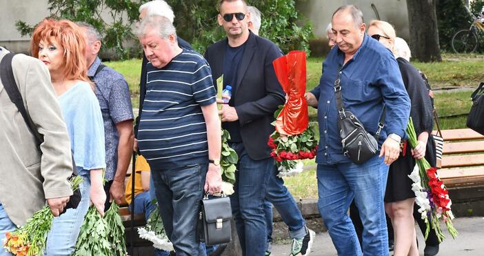 снимки Близките и преятелите на Виктор Вълков днес го изпратиха в