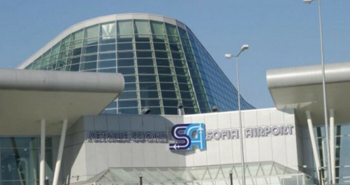 Анонимен сигнал опразни летище София  Били са евакуирани Терминал 1 и