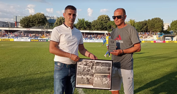Снимки ПетелНа почивката на мача Спартак - Славия бяха наградени