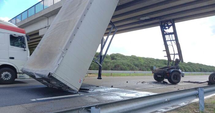 снимки Шофьор на ТИР загуби ремаркето си под мост на Тракия.Ремаркето