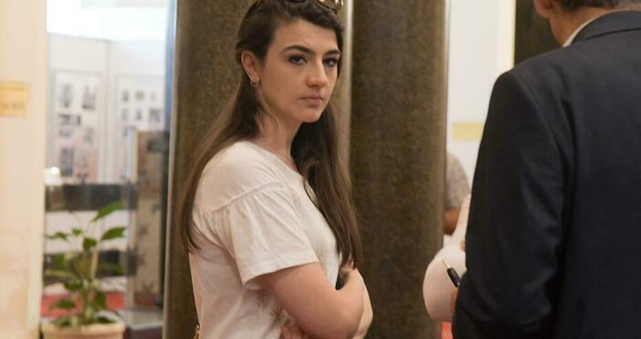 Началникът на кабинета в оставка Лена Бориславова написа във Фейсбук Колкото