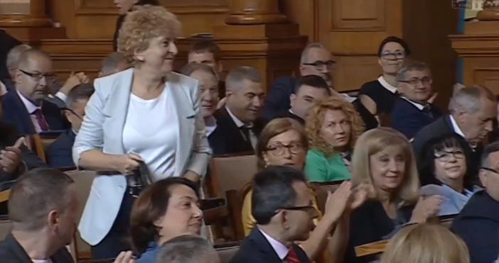 Депутатите изпратиха с аплодисменти Виктория Василева от ИТН която напусна парламента