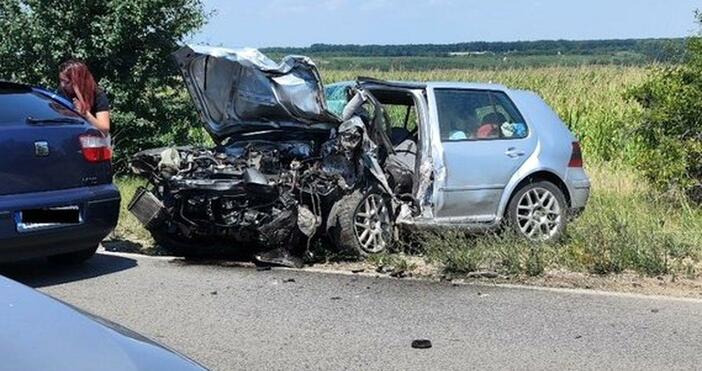 Снимки Катастрофа между два автомобила затвори пътя между Плевен и