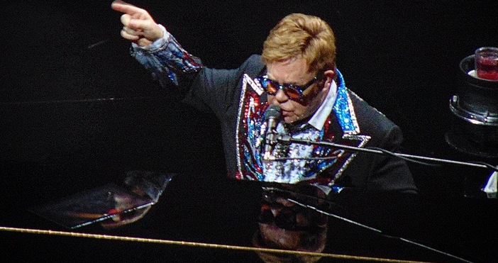 Сър Елтън той получи званието през 1998 г е постигнал