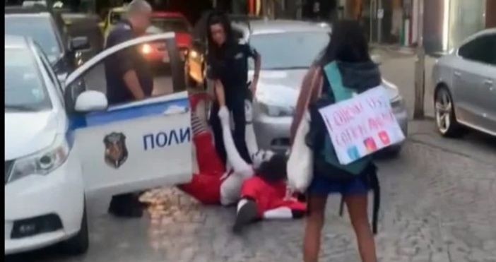 Двама улични клоуни се сториха съмнителни на полицаи в София