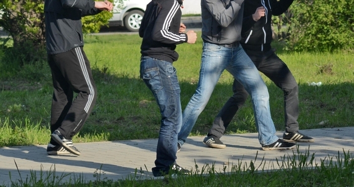 Бой между футболни фенове в София има арестувани Те се