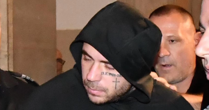 Петел следи какво се случва с бившия футболист който отне