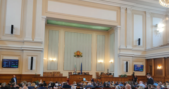 Напрегнат се очертава да бъде днешният ден за депутатите в