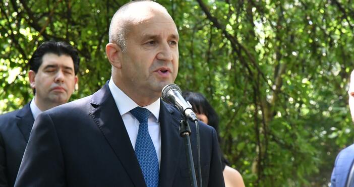 Президентът произнесе слово и отдаде почит пред лобното място на Никола Вапцаров