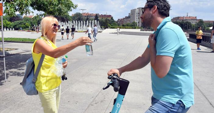 снимки Заради високите температури в столицата общината е организирала раздаване