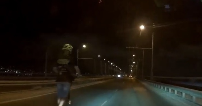 Мъж с електрическа тротинетка изпреварва коли на Аспаруховия мост във
