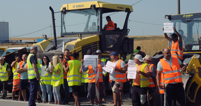 Продължава Националния протест на строителния бранш у нас Пътно строителните фирми работещи