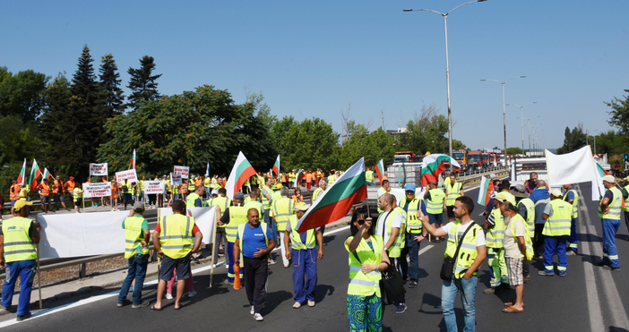 Снимки Пътните строители във Варна се присъединиха към Националния протест