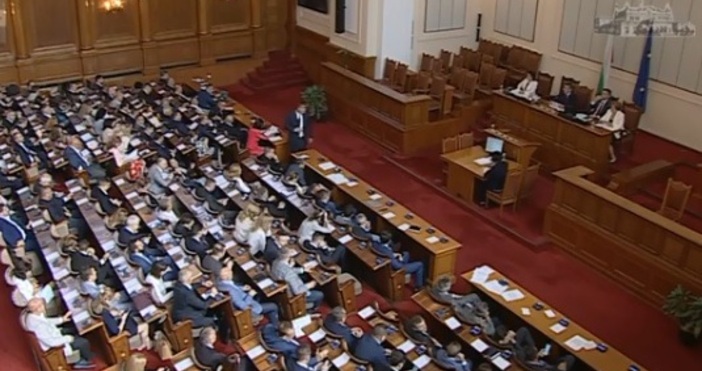 Заседанието на Народното събрание започна с остри критики на ГЕРБ