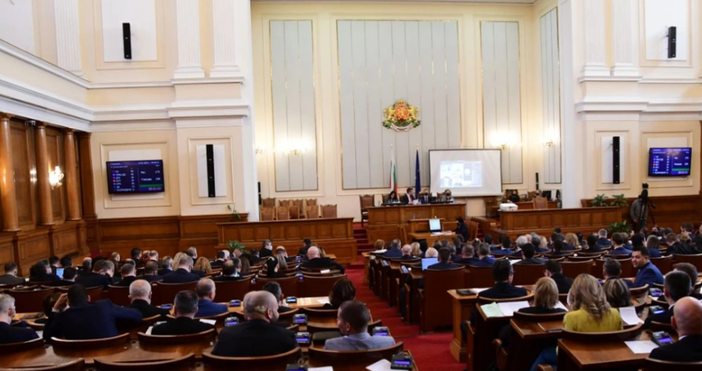 Народните представители взеха очаквано решение Бившият председател на КЕВР Иван Иванов се връща
