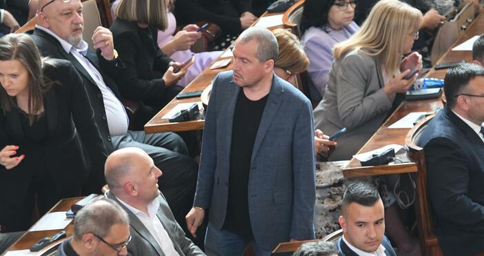 В словесен сблъсък в кулоарите на парламента влязоха представители на