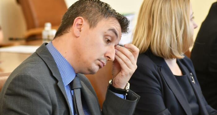 Министърът на енергетиката в оставка Александър Николов даде брифинг в