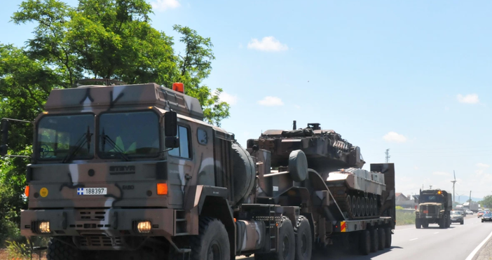 Инцидент на пътя в България Транспортна композиция превозваща 60 тонен танк се преобърна