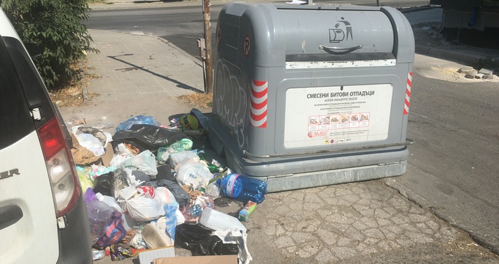 Снимки читател ПетелСнимки на преливащи отпадъци от Улици Дубровник и