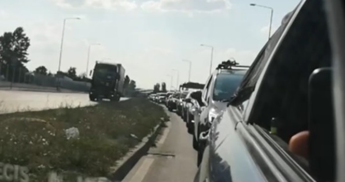 Огромна опашка от автомобили задръства сръбско българската граница на ГКПП Градина