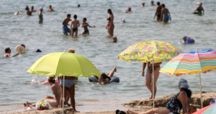 Известен наш курорт се напълни с туристи Южният курорт Китен към този момент