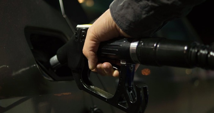 Добра новина за цена на гориво Суровият петрол поевтиня рязко след