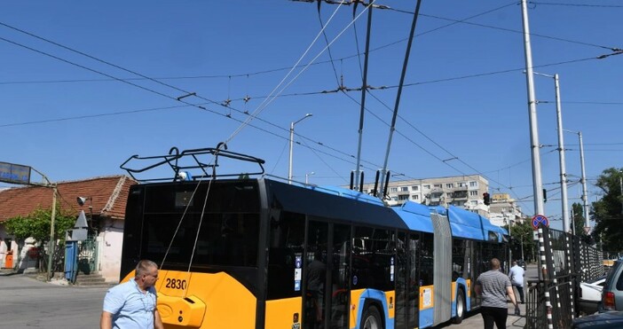 Човекът е откаран в Пирогов Тролей затисна мъж в София Инцидентът