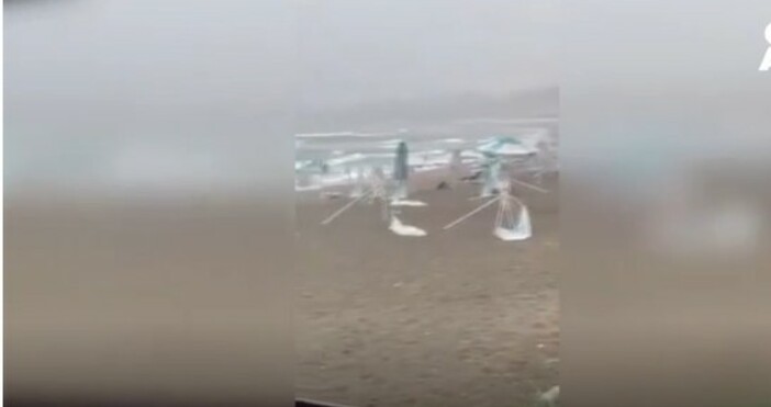 Мощна буря връхлетя Ахтопол Над курорта се изсипа пороен дъжд