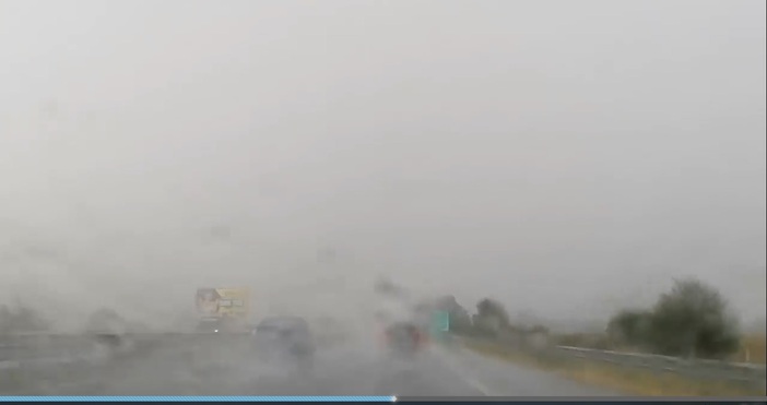Проливен дъжд на автомагистрала 