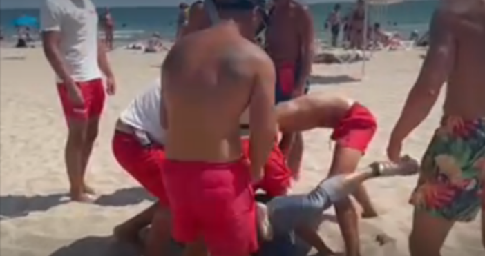 Уникален клип показа как спасители залавят джебчия на плажа в