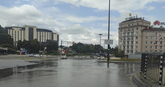 Шахта изби в градинката зад НДК в Лозенец и предизвика