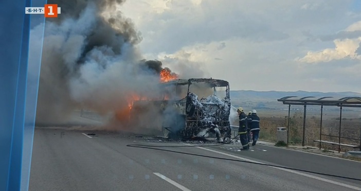 Автобус превозващ 50 души пламна на изхода на Бургас за