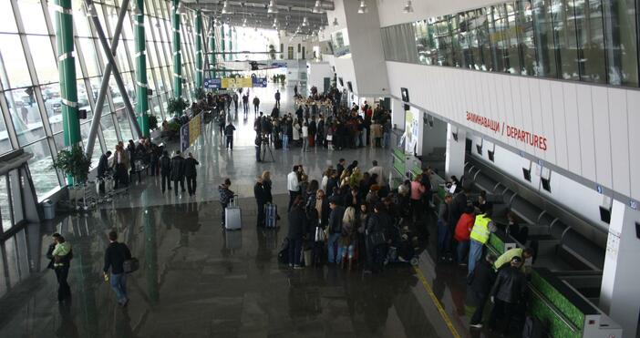 Бежанец се качи на цистерна на летище Пловдив, която пътува