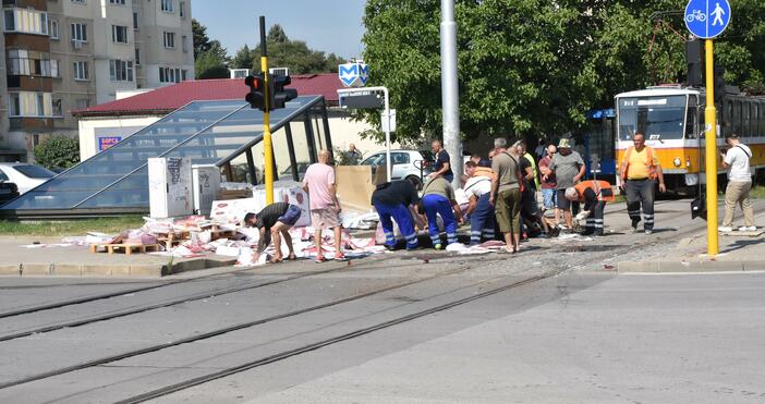 снимки Трамвай и камион се сблъскаха в София Инцидентът е