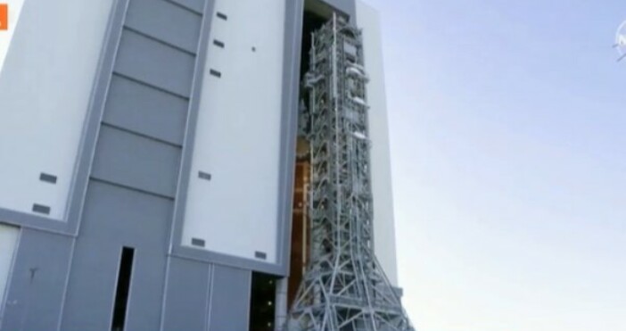 Новата ракета на НАСА пристигна на стартовата площадка в Кейп