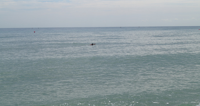 10 годишно момиченце влезе с дюшек в румънското море а течението