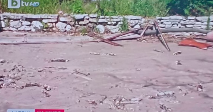 Отводняват района на свлачището край Албена, където двама души бяха