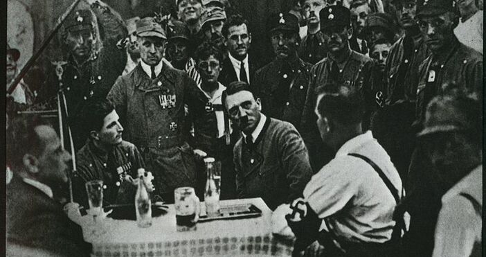Автор неизвестен, Хитлер на събрание на Националсоциалистическата партия в МюнхенНа
