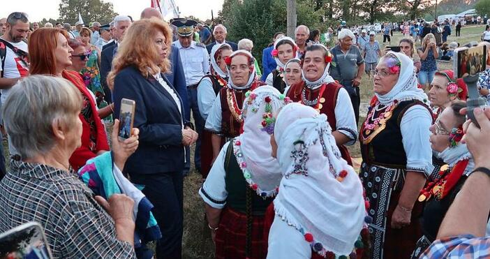 Вицепрезидентът Илияна Йотова почете в местността Петрова нива заедно със