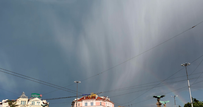 Чутовна буря връхлетя столицата  Около 16 30 часа небето притъмня зловещо а
